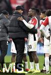 23.02.2025, Fussball 1. Bundesliga 2024/2025, 23. Spieltag,  FC Bayern Mnchen - Eintracht Frankfurt, in der Allianz-Arena Mnchen. Trainer Vincent Kompany (FC Bayern Mnchen) spricht nach dem Spiel mit Michy Batshuayi (Eintracht Frankfurt) 

