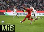 23.02.2025, Fussball 1. Bundesliga 2024/2025, 23. Spieltag,  FC Bayern Mnchen - Eintracht Frankfurt, in der Allianz-Arena Mnchen. Serge Gnabry (FC Bayern Mnchen) zieht ab und trifft zum 4:0

