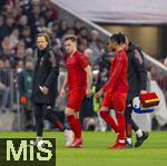 23.02.2025, Fussball 1. Bundesliga 2024/2025, 23. Spieltag,  FC Bayern Mnchen - Eintracht Frankfurt, in der Allianz-Arena Mnchen. mitte: Joshua Kimmich (FC Bayern Mnchen) geht mit einer Verletzung aus dem Spiel, li: Mannschaftsarzt Dr. Peter Ueblacker (Bayern), re: Michael Olise (FC Bayern Mnchen) 