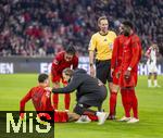 23.02.2025, Fussball 1. Bundesliga 2024/2025, 23. Spieltag,  FC Bayern Mnchen - Eintracht Frankfurt, in der Allianz-Arena Mnchen. li: Jamal Musiala (FC Bayern Mnchen) verletzt am Boden.