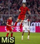 23.02.2025, Fussball 1. Bundesliga 2024/2025, 23. Spieltag,  FC Bayern Mnchen - Eintracht Frankfurt, in der Allianz-Arena Mnchen. Hiroki Ito (FC Bayern Mnchen) steigt zum Kopfball hoch.