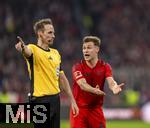 23.02.2025, Fussball 1. Bundesliga 2024/2025, 23. Spieltag,  FC Bayern Mnchen - Eintracht Frankfurt, in der Allianz-Arena Mnchen. Joshua Kimmich (FC Bayern Mnchen) in Rage bei Schiedrichter Sascha Stegemann