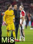 23.02.2025, Fussball 1. Bundesliga 2024/2025, 23. Spieltag,  FC Bayern Mnchen - Eintracht Frankfurt, in der Allianz-Arena Mnchen. Rasmus Kristensen (re, Eintracht Frankfurt) nach dem Spiel mit Trainer Dino Toppmller (Eintracht Frankfurt) und Torwart Kevin Trapp (Eintracht Frankfurt) 