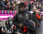 23.02.2025, Fussball 1. Bundesliga 2024/2025, 23. Spieltag,  FC Bayern Mnchen - Eintracht Frankfurt, in der Allianz-Arena Mnchen. Alphonso Davies (FC Bayern Mnchen)    auf der Ersatzbank