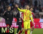 23.02.2025, Fussball 1. Bundesliga 2024/2025, 23. Spieltag,  FC Bayern Mnchen - Eintracht Frankfurt, in der Allianz-Arena Mnchen. Thomas Mller (FC Bayern Mnchen) und Torwart Manuel Neuer (FC Bayern Mnchen) nach dem Spiel.