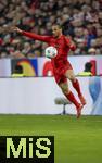 23.02.2025, Fussball 1. Bundesliga 2024/2025, 23. Spieltag,  FC Bayern Mnchen - Eintracht Frankfurt, in der Allianz-Arena Mnchen. Leroy Sane (Bayern Mnchen) stoppt den Ball.