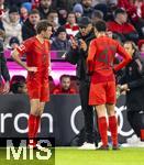 23.02.2025, Fussball 1. Bundesliga 2024/2025, 23. Spieltag,  FC Bayern Mnchen - Eintracht Frankfurt, in der Allianz-Arena Mnchen.  v.li: Thomas Mller (FC Bayern Mnchen), Trainer Vincent Kompany (FC Bayern Mnchen), Jamal Musiala (FC Bayern Mnchen) 