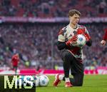 23.02.2025, Fussball 1. Bundesliga 2024/2025, 23. Spieltag,  FC Bayern Mnchen - Eintracht Frankfurt, in der Allianz-Arena Mnchen.  Torwart Jonas Urbig (FC Bayern Mnchen) beim Aufwrmen.