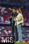 23.02.2025, Fussball 1. Bundesliga 2024/2025, 23. Spieltag,  FC Bayern Mnchen - Eintracht Frankfurt, in der Allianz-Arena Mnchen. v.li: Michael Ballack und Moderatorin Laura Wontorra am DAZN-Mikrofon