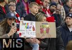 23.02.2025, Fussball 1. Bundesliga 2024/2025, 23. Spieltag,  FC Bayern Mnchen - Eintracht Frankfurt, in der Allianz-Arena Mnchen. Kleiner Mller Fan: Thomas Mller bekomme ich Bitte Dein Trikot, Mia san Mia,