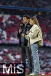 23.02.2025, Fussball 1. Bundesliga 2024/2025, 23. Spieltag,  FC Bayern Mnchen - Eintracht Frankfurt, in der Allianz-Arena Mnchen. v.li: Michael Ballack und Moderatorin Laura Wontorra am DAZN-Mikrofon