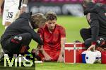 23.02.2025, Fussball 1. Bundesliga 2024/2025, 23. Spieltag,  FC Bayern Mnchen - Eintracht Frankfurt, in der Allianz-Arena Mnchen. Thomas Mller (FC Bayern Mnchen) wird am Boden sitzend behandelt 