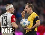 23.02.2025, Fussball 1. Bundesliga 2024/2025, 23. Spieltag,  FC Bayern Mnchen - Eintracht Frankfurt, in der Allianz-Arena Mnchen. Rasmus Kristensen (Eintracht Frankfurt) mit Turban-Verband am Kopf, Schiedsrichter Sascha Stegemann erkundigt sich um ihn.