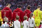 23.02.2025, Fussball 1. Bundesliga 2024/2025, 23. Spieltag,  FC Bayern Mnchen - Eintracht Frankfurt, in der Allianz-Arena Mnchen. Einmarsch der Mannschaften, hier die Bayernspieler, Eric Dier (FC Bayern Mnchen), Min-jae Kim (Bayern Mnchen, Minjae Kim), Thomas Mller (FC Bayern Mnchen) mit den Einlaufkindern