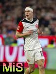 23.02.2025, Fussball 1. Bundesliga 2024/2025, 23. Spieltag,  FC Bayern Mnchen - Eintracht Frankfurt, in der Allianz-Arena Mnchen. Rasmus Kristensen (Eintracht Frankfurt) mit Turban-Verband am Kopf.