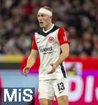 23.02.2025, Fussball 1. Bundesliga 2024/2025, 23. Spieltag,  FC Bayern Mnchen - Eintracht Frankfurt, in der Allianz-Arena Mnchen. Rasmus Kristensen (Eintracht Frankfurt) mit Turban-Verband am Kopf.