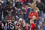 23.02.2025, Fussball 1. Bundesliga 2024/2025, 23. Spieltag,  FC Bayern Mnchen - Eintracht Frankfurt, in der Allianz-Arena Mnchen.  Nach 18:00 Uhr schaut fast das ganze Stadion in der Halbzeitpause auf ihre Handys, alle wollen sich ber die erste Hochrechnung der heute stattfindenden Bundestagswahl informieren. 