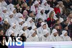 23.02.2025, Fussball 1. Bundesliga 2024/2025, 23. Spieltag,  FC Bayern Mnchen - Eintracht Frankfurt, in der Allianz-Arena Mnchen. Die Werbung von Telekom, das T aus Zuschauern wird auf der Tribne mit weissen Sack-Kleidern gebildet, die sie tragen mssen.  