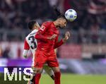 23.02.2025, Fussball 1. Bundesliga 2024/2025, 23. Spieltag,  FC Bayern Mnchen - Eintracht Frankfurt, in der Allianz-Arena Mnchen. re: Michael Olise (FC Bayern Mnchen) Zweikampf 