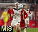 23.02.2025, Fussball 1. Bundesliga 2024/2025, 23. Spieltag,  FC Bayern Mnchen - Eintracht Frankfurt, in der Allianz-Arena Mnchen. Rasmus Kristensen (Eintracht Frankfurt) am Ball 