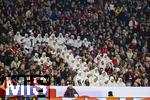 23.02.2025, Fussball 1. Bundesliga 2024/2025, 23. Spieltag,  FC Bayern Mnchen - Eintracht Frankfurt, in der Allianz-Arena Mnchen. Die Werbung von Telekom, das T aus Zuschauern wird auf der Tribne mit weissen Sack-Kleidern gebildet, die sie tragen mssen.  