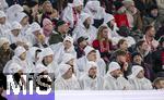 23.02.2025, Fussball 1. Bundesliga 2024/2025, 23. Spieltag,  FC Bayern Mnchen - Eintracht Frankfurt, in der Allianz-Arena Mnchen. Die Werbung von Telekom, das T aus Zuschauern wird auf der Tribne mit weissen Sack-Kleidern gebildet, die sie tragen mssen. 