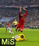 23.02.2025, Fussball 1. Bundesliga 2024/2025, 23. Spieltag,  FC Bayern Mnchen - Eintracht Frankfurt, in der Allianz-Arena Mnchen. Michael Olise (FC Bayern Mnchen) springt ber Torwart Kevin Trapp (Eintracht Frankfurt) 