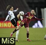 25.02.2025, UEFA Women's Nations League 2024/25, 2. Spieltag, Deutschland - sterreich, im Max-Morlock-Stadion in Nrnberg. von links:  Julia Hicklsberger (AUT) gegen Elisa Sen (Deutschland)  