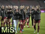 25.02.2025, UEFA Women's Nations League 2024/25, 2. Spieltag, Deutschland - sterreich, im Max-Morlock-Stadion in Nrnberg. Nach dem Spiel Freude bei den Deutschen, Lea Schller (mitte, Deutschland) re: Giulia Gwinn (Deutschland) 