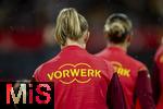 25.02.2025, UEFA Women's Nations League 2024/25, 2. Spieltag, Deutschland - sterreich, im Max-Morlock-Stadion in Nrnberg. Einmarsch der Deutschen Spielerinnen. Auf der Rckenseite der Trainingsjacken steht der Sponsor-Name von der Kchenfirma VORWERK