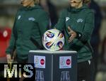 25.02.2025, UEFA Women's Nations League 2024/25, 2. Spieltag, Deutschland - sterreich, im Max-Morlock-Stadion in Nrnberg. Die Schiedsrichterin greift sich den Spielball fr die Frauen Euro 2025 beim Einmarsch der Mannschaften.