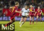 25.02.2025, UEFA Women's Nations League 2024/25, 2. Spieltag, Deutschland - sterreich, im Max-Morlock-Stadion in Nrnberg. v.re. Laura Feiersinger (sterreich) gegen Giulia Gwinn (Deutschland) 