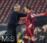 25.02.2025, UEFA Women's Nations League 2024/25, 2. Spieltag, Deutschland - sterreich, im Max-Morlock-Stadion in Nrnberg. v.li: Trainer Christian Wck (Deutschland) mit Giovanna Hoffmann (Deutschland) 