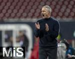 25.02.2025, UEFA Women's Nations League 2024/25, 2. Spieltag, Deutschland - sterreich, im Max-Morlock-Stadion in Nrnberg.  Trainer Christian Wck (Deutschland) gibt Anweisungen.