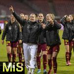 25.02.2025, UEFA Women's Nations League 2024/25, 2. Spieltag, Deutschland - sterreich, im Max-Morlock-Stadion in Nrnberg. Schlussjubel, v.li: Laura Freigang (Deutschland) mit Lea Schller (Deutschland) 