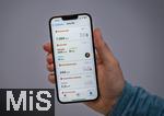 28.02.2025, Thema Smartphone-Nutzung,  Die Gesundheits-App von Apple, Apple-Health auf einem iPhone 13 pro in der Hand einer Frau. Das Programm sammelt gesundheitsrelevante Daten fr den Benutzer und wird dann aufbereitet dargestellt. Tgliche Anzahl Schritte, Gehstrecke gehen und Laufen, Aktivitt, Krperliche Leistung, Aktivittsenergie,  