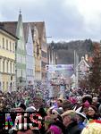 27.02.2025, Faschingsumzug in Mindelheim im Unterallgu, am Gumpigen Donnerstag. Ein bunter Gaudiwurm zieht sich durch die historische Altstadt, gesumt von tausenden feierwtigen Zuschauern.  