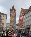 27.02.2025, Faschingsumzug in Mindelheim im Unterallgu, am Gumpigen Donnerstag. Ein bunter Gaudiwurm zieht sich durch die historische Altstadt, gesumt von tausenden feierwtigen Zuschauern.  Durahansl Mindelheim, Faschingsbrauch: Der wohl grte Faschingsnarr der Welt: 21 Meter misst der 