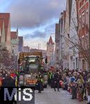 27.02.2025, Faschingsumzug in Mindelheim im Unterallgu, am Gumpigen Donnerstag. Ein bunter Gaudiwurm zieht sich durch die historische Altstadt, gesumt von tausenden feierwtigen Zuschauern.  