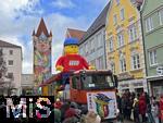 27.02.2025, Faschingsumzug in Mindelheim im Unterallgu, am Gumpigen Donnerstag. Ein bunter Gaudiwurm zieht sich durch die historische Altstadt, gesumt von tausenden feierwtigen Zuschauern.  Durahansl Mindelheim, Faschingsbrauch: Der wohl grte Faschingsnarr der Welt: 21 Meter misst der 