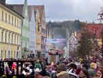 27.02.2025, Faschingsumzug in Mindelheim im Unterallgu, am Gumpigen Donnerstag. Ein bunter Gaudiwurm zieht sich durch die historische Altstadt, gesumt von tausenden feierwtigen Zuschauern.  