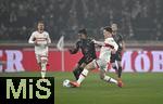 28.02.2025, Fussball 1. Bundesliga 2024/2025, 24. Spieltag,  VfB Stuttgart - FC Bayern Mnchen, in der MHP-Arena Stuttgart. (L-R) Michael Olise (Bayern Mnchen) gegen Angelo Stiller (VfB Stuttgart)

