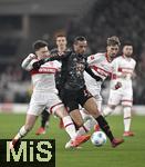 28.02.2025, Fussball 1. Bundesliga 2024/2025, 24. Spieltag,  VfB Stuttgart - FC Bayern Mnchen, in der MHP-Arena Stuttgart. (L-R) Angelo Stiller (VfB Stuttgart) gegen Leroy Sane (Bayern Mnchen), Atakan Karazor (VfB Stuttgart)

