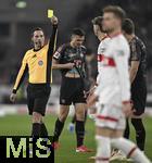 28.02.2025, Fussball 1. Bundesliga 2024/2025, 24. Spieltag,  VfB Stuttgart - FC Bayern Mnchen, in der MHP-Arena Stuttgart. Schiedsrichter Benjamin Brand zeigt Finn Jeltsch (VfB Stuttgart) die gelbe Karte

