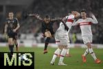 28.02.2025, Fussball 1. Bundesliga 2024/2025, 24. Spieltag,  VfB Stuttgart - FC Bayern Mnchen, in der MHP-Arena Stuttgart. (L-R) Leroy Sane (Bayern Mnchen) gegen Jeff Chabot (VfB Stuttgart) und Angelo Stiller (VfB Stuttgart)

