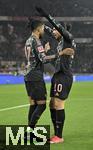 28.02.2025, Fussball 1. Bundesliga 2024/2025, 24. Spieltag,  VfB Stuttgart - FC Bayern Mnchen, in der MHP-Arena Stuttgart. Jubel (L-R) Torschtze Michael Olise (Bayern Mnchen) und Leroy Sane (Bayern Mnchen) zum Tor zum 1:1

