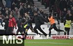 28.02.2025, Fussball 1. Bundesliga 2024/2025, 24. Spieltag,  VfB Stuttgart - FC Bayern Mnchen, in der MHP-Arena Stuttgart. Jubel FC Bayern Mnchen zum Tor zum 1:3, (L-R) Jamal Musiala (Bayern Mnchen), Trainer Vincent Kompany (Bayern Mnchen) und Dayot Upamecano (Bayern Mnchen)

