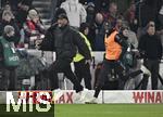 28.02.2025, Fussball 1. Bundesliga 2024/2025, 24. Spieltag,  VfB Stuttgart - FC Bayern Mnchen, in der MHP-Arena Stuttgart. Jubel FC Bayern Mnchen zum Tor zum 1:3, (L-R) Trainer Vincent Kompany (Bayern Mnchen) und Dayot Upamecano (Bayern Mnchen)

