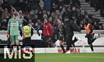 28.02.2025, Fussball 1. Bundesliga 2024/2025, 24. Spieltag,  VfB Stuttgart - FC Bayern Mnchen, in der MHP-Arena Stuttgart. Jubel FC Bayern Mnchen zum Tor zum 1:3, (L-R) Jamal Musiala (Bayern Mnchen), Trainer Vincent Kompany (Bayern Mnchen) und Dayot Upamecano (Bayern Mnchen), Torwart Alexander Nbel (VfB Stuttgart) enttuscht

