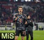 28.02.2025, Fussball 1. Bundesliga 2024/2025, 24. Spieltag,  VfB Stuttgart - FC Bayern Mnchen, in der MHP-Arena Stuttgart. Thomas Mller (FC Bayern Mnchen) nach dem Spiel beim Feiern bei den Fans in der Kurve.